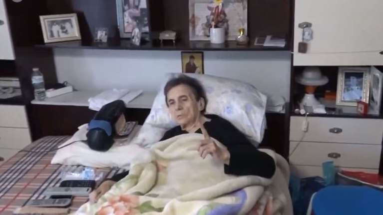 Ληστεία στα Βριλήσσια - Σοκάρει η 84χρονη: &quot;Μου είπαν ότι θα ξαναέρθουν να τελειώσουν αυτό που άφησαν&quot; [Βίντεο]