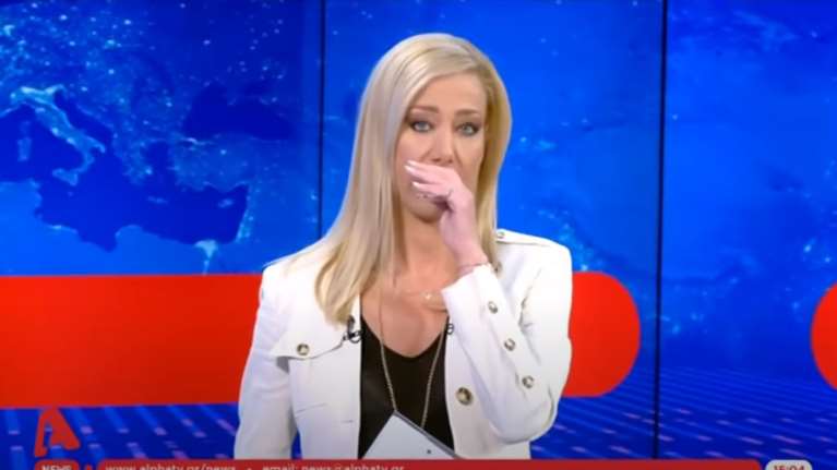 Δολοφονία στα Γλυκά Νερά: Έκλαψε η παρουσιάστρια Έφη Αλεβίζου στο δελτίο ειδήσεων για την Καρολάιν  [Βίντεο]