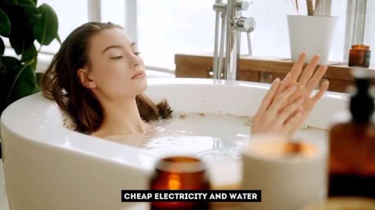 Ρωσικό βίντεο με ειρωνείες και σεξιστικά "κίνητρα" μετανάστευσης: "Έχουμε ωραίες γυναίκες και φτηνό ρεύμα..."