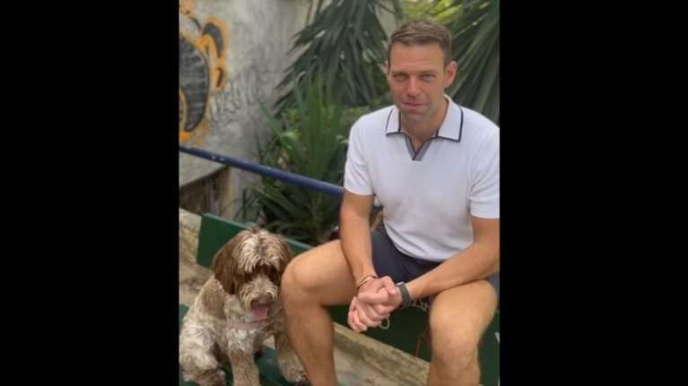 Στέφανος Κασσελάκης: Με κοντό σορτάκι και το σκυλάκι του απευθύνει κάλεσμα - "Πρέπει να ξαναπάμε - Μια Κυριακή δεν φτάνει" [Βίντεο]