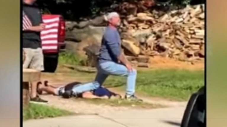 Aμετανόητοι και προκλητικοί: Oπαδοί του Τραμπ κάνουν αναπαράσταση της δολοφονίας Φλόιντ μπροστά σε διαδηλωτές