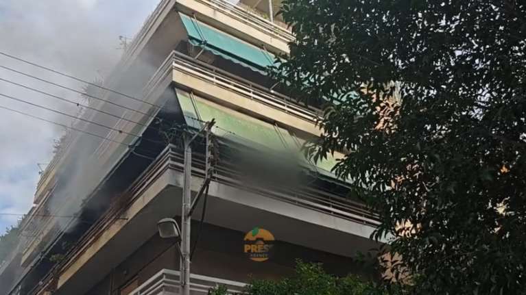 Φωτιά στην Καλλιθέα: Ηλικιωμένος εγκλωβισμένος σε μπαλκόνι - Φώναζε πως θα πηδήξει [βίντεο]