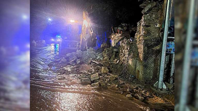 Προβλήματα στη Ζάκυνθο από την κακοκαιρία Αtena: Απεγκλωβισμοί - Κατέρρευσε τοιχίο [εικόνες - βίντεο]