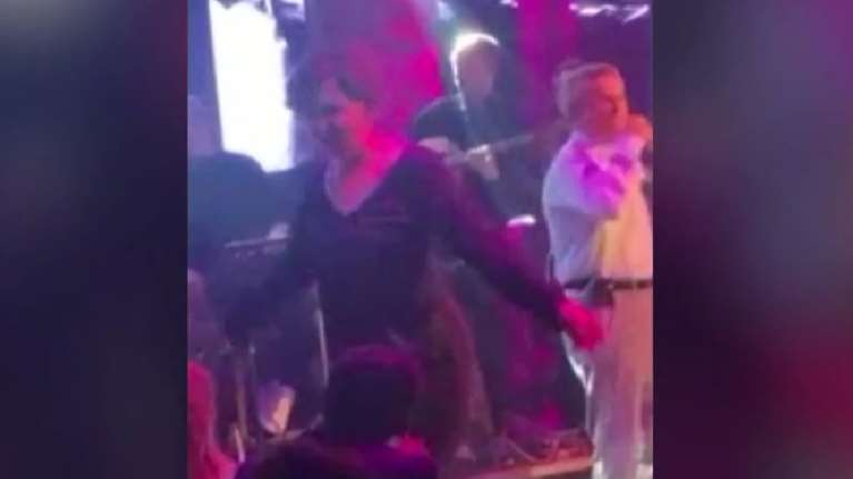 Το... βαρύ ζεϊμπέκικο της Όλγας Γεροβασίλη στην πρεμιέρα του Γιώργου Μαργαρίτη [βίντεο]