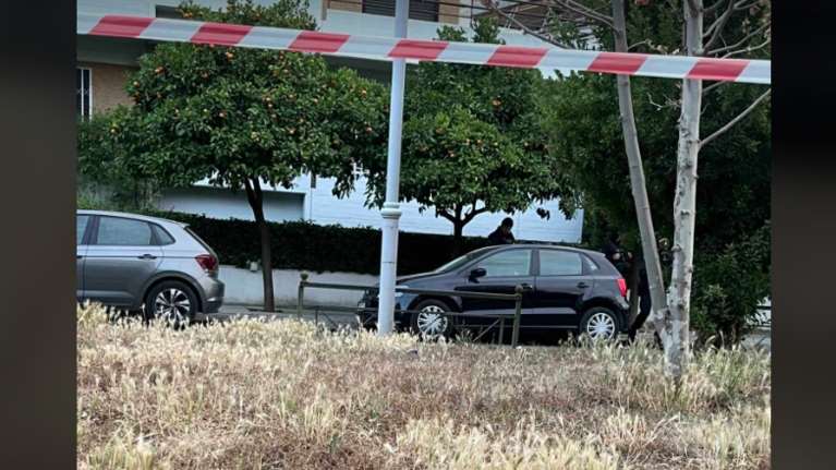 Σοβαρό τροχαίο στο Χαλάνδρι: ΙΧ έπεσε σε στάση λεωφορείου, 3 τραυματίες - &quot;Σκοτώστε με&quot;, φώναζε ο οδηγός