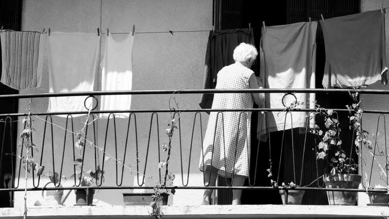 Ξεσκονίστε, σκουπίστε, σφουγγαρίστε - Οι δουλειές του σπιτιού κάνουν καλό στην υγεία των ηλικιωμένων