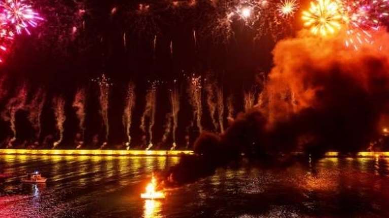 Πάτρα: Φαντασμαγορικό θέαμα για έξι ώρες με πάνω από 60.000 καρναβαλιστές - Έκαψαν τον βασιλά καρνάβαλο [εικόνες - βίντεο]