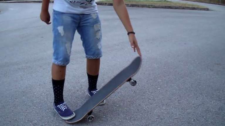 Απίστευτο περιστατικό στην Πάτρα: Έπεσε με το πατίνι σε τζαμαρία και συνελήφθη για ναρκωτικά