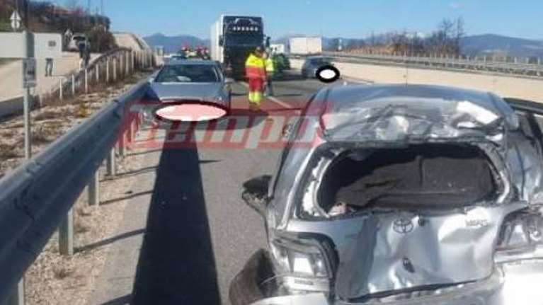 Τραγωδία στην Εθνική Κορίνθου - Πατρών: 22χρονη κατέβηκε να δει τη ζημιά από τροχαίο και την παρέσυρε φορτηγό