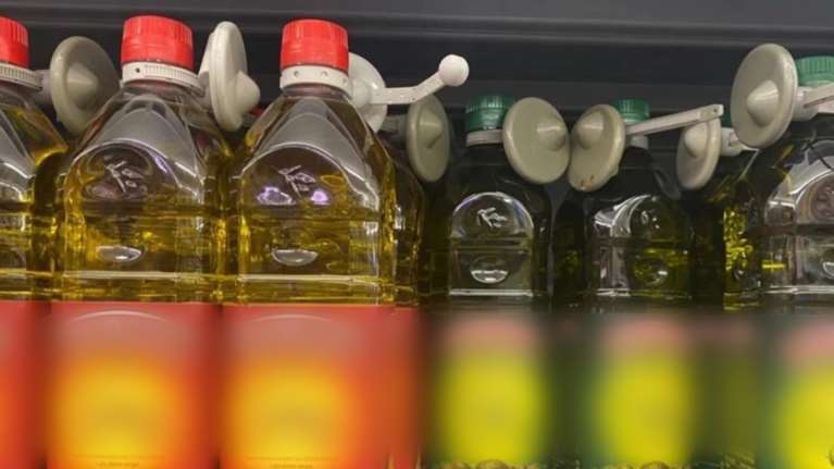 Πανάκριβο το ελαιόλαδο στην Ισπανία: Βάζουν... αντικλεπτικά συστήματα στα σούπερ μάρκετ [βίντεο]
