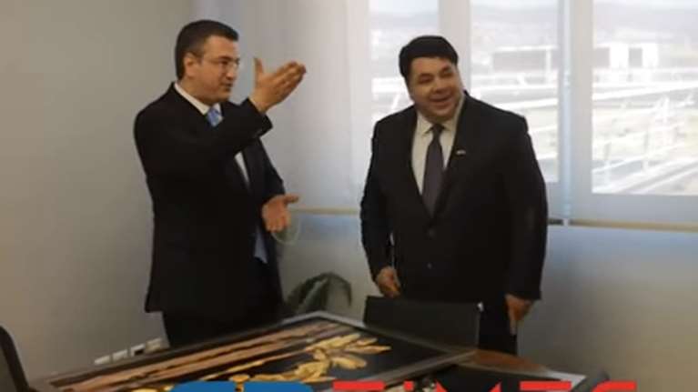 Viral ο Τζιτζικώστας: Ξεκρέμασε τους πίνακες στο γραφείο του και τους έκανε... δώρο στον Αμερικανό πρέσβη [βίντεο]