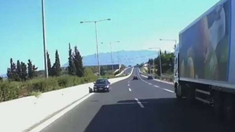 Αχαΐα: 91χρονη μπήκε ανάποδα στην Εθνικό Οδό, προκάλεσε τροχαίο και... έφυγε απτόητη