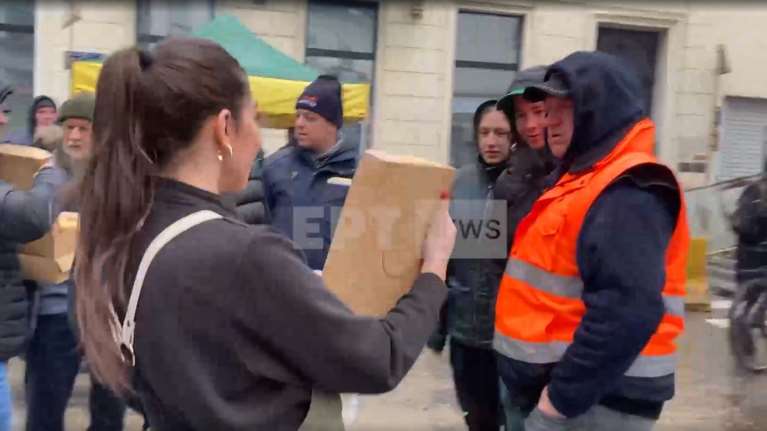 Ελληνική καφετέρια στις Βρυξέλλες κερνάει τυρόπιτες τους αγρότες που διαδηλώνουν [βίντεο]