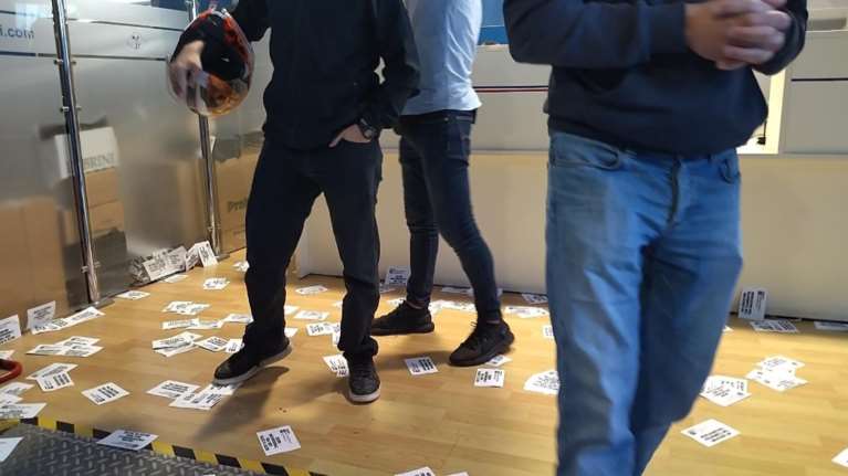 Ρουβίκωνας: Τρικάκια και συνθήματα στη Γενική Ταχυδρομική στη Μεσογείων [Βίντεο]