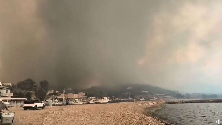 Μαίνεται η φωτιά στη Χίο: Πολίτες απεγκλωβίζονται από παραλίες [βίντεο]