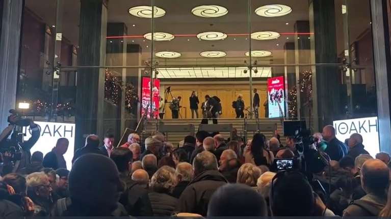 Αλέξης Τσίπρας: Ουρές από τις 16:30 έξω από το θέατρο "Παλλάς" για την "Ιθάκη" [βίντεο]