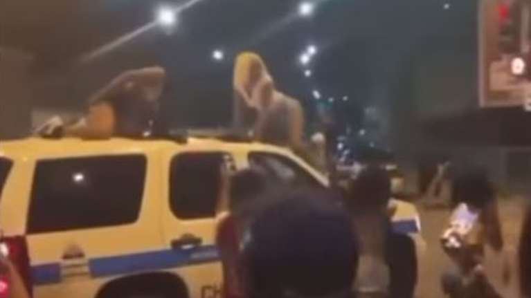 Σικάγο: Viral το βίντεο με twerking γυναικών πάνω σε αστυνομικό όχημα - Ξεκίνησε έρευνα μετά τις αντιδράσεις
