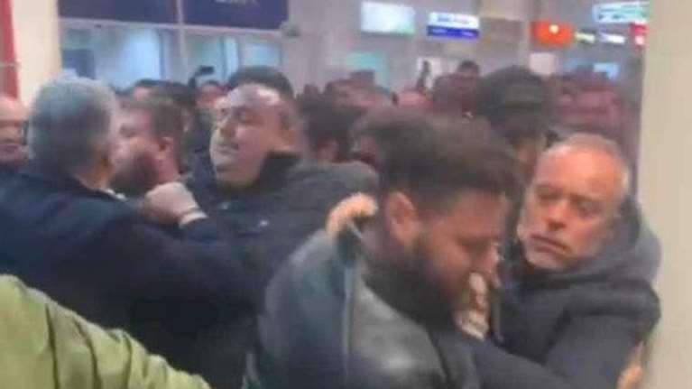 Ένταση στην Αλεξανδρούπολη: Αγρότες πολιόρκησαν το αεροδρόμιο με τα τρακτέρ, ήθελαν να δουν τον Αυγενάκη [βίντεο]