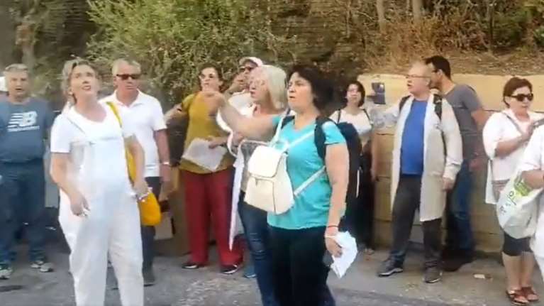 Συνελήφθησαν οι 38 ανεμβολίαστοι υγειονομικοί που διαδήλωσαν έξω από το σπίτι του Κυριάκου Μητσοτάκη