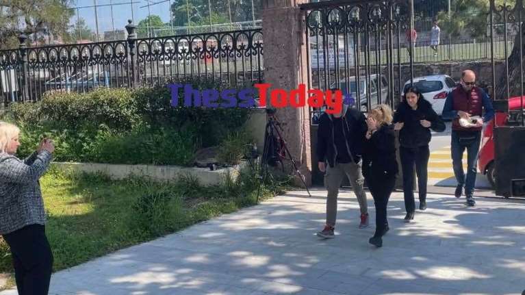 Μυτιλήνη: Αυτή είναι η γυναίκα που πυρπόλησε τον άντρα της - Οδηγήθηκε στον εισαγγελέα [εικόνες]