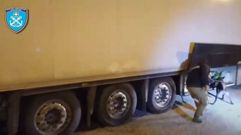 Ηγουμενίτσα: Η στιγμή που σκύλος του Λιμενικού εντοπίζει 11,5 κιλά κοκαΐνη κρυμμένα σε νταλίκα