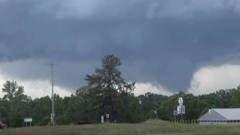 ΗΠΑ: Η στιγμή που ανεμοστρόβιλος σαρώνει το Μισισίπι - Διέλυσε στέγες σπιτιών και ξερίζωσε δέντρα [Βίντεο]