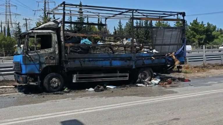 Φορτηγό τυλίχτηκε εν κινήσει στις φλόγες στον Κηφισό - Πώς γλίτωσε ο οδηγός [βίντεο]