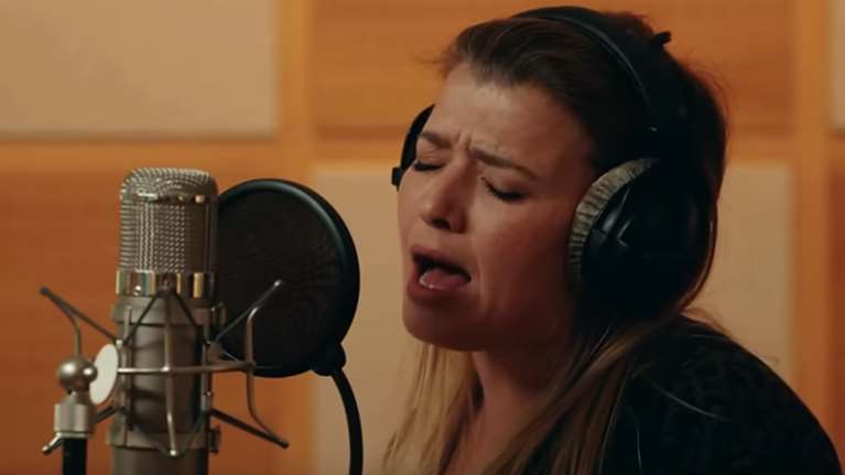 &quot;Ζωή χαμένη&quot;: Ο Κώστας Βαξεβάνης έγραψε τραγούδι για την τραγωδία στα Τέμπη -  Ερμηνεύει η Ιουλία Καραπατάκη [βίντεο]