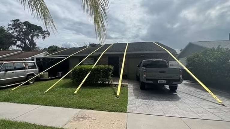 Τυφώνας Μίλτον: Εφευρετικός κάτοικος του Ορλάντο έδεσε το σπίτι του με ιμάντες και το έσωσε - &quot;Λες και μετακόμιζε το πιάνο&quot;