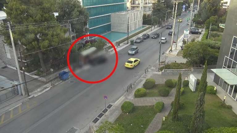 Νέα τροπή με το τροχαίο στο Χαλάνδρι: Ο 45χρονος έπεσε σκόπιμα με το ΙΧ στη στάση λεωφορείου [βίντεο]