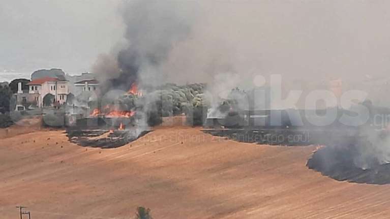 Μεγάλη φωτιά στη Θέρμη Θεσσαλονίκης: Ζημιές σε σπίτια από τις φλόγες, εκκενώθηκε ξενοδοχείο