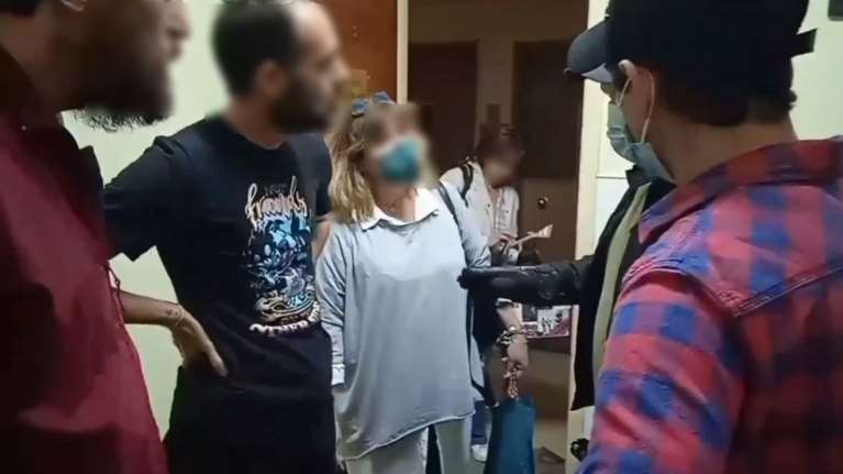 Επιθέσεις Ρουβίκωνα σε δικηγορικά γραφεία/εισπρακτικές: &quot;Σπουδάσατε νομικά για να παίρνετε τηλέφωνα;&quot; [βίντεο]