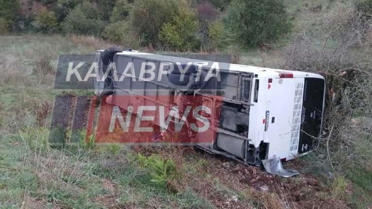 Παραλίγο τραγωδία στα Καλάβρυτα: Λεωφορείο με μαθητές έπεσε σε χαράδρα - Δεν υπάρχουν τραυματίες [εικόνες]