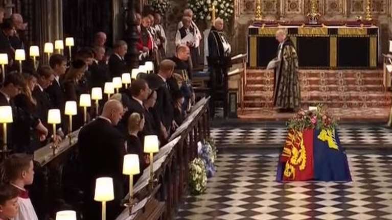 Κηδεία βασίλισσας Ελισάβετ: Στη βασιλική κρύπτη του Αγ. Γεωργίου η σορός της - Δίπλα στον Φίλιππο μετά από 1,5 χρόνο