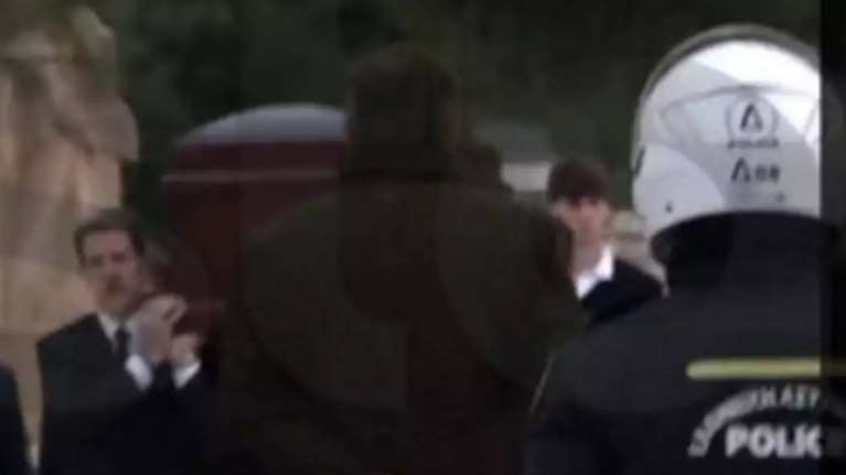 Κηδεία τέως βασιλιά Κωνσταντίνου: Τα παιδιά και τα εγγόνια του θα σηκώσουν το φέρετρο - Εκαναν πρόβα [βίντεο]