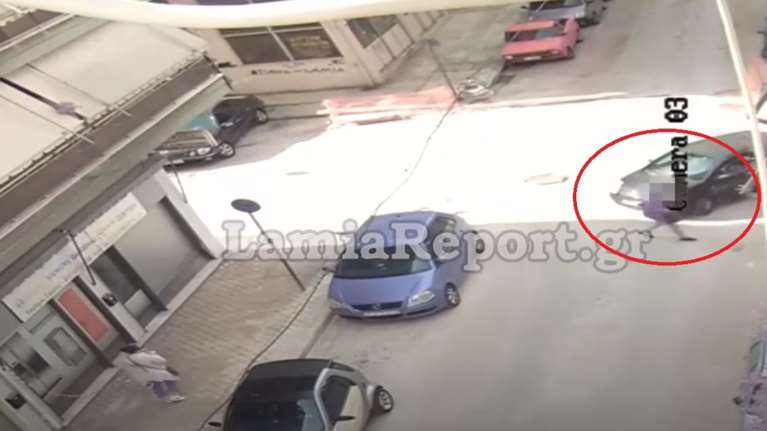 Λαμία: Βίντεο ντοκουμέντο - Η στιγμή που ΙΧ παρασύρει ηλικιωμένη