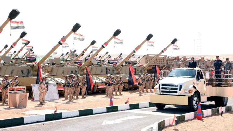 Αίγυπτος: Επίδειξη δύναμης από Σίσι με μεγαλειώδη παρέλαση, την ώρα που ζητάει... διπλωματική λύση για τη Γάζα