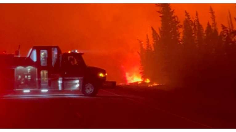 Ανεξέλεγκτες δασικές πυρκαγιές στον Καναδά: Εκκενώθηκε πόλη με 20.000 κατοίκους [εικόνες]