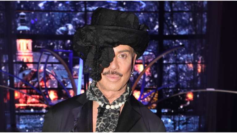 Λάκης Γαβαλάς: Τα Χριστούγεννα στη φυλακή τραγουδούσα την "Άγια Νύχτα" μαζί με πέντε κρατούμενους [βίντεο]