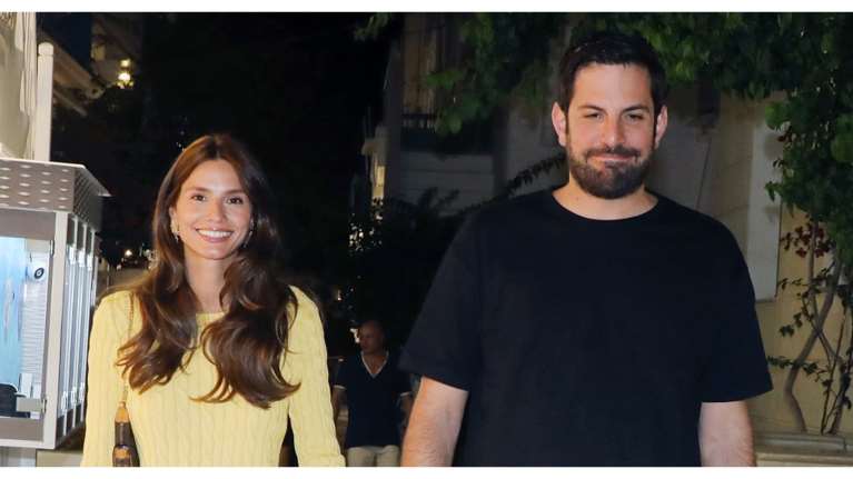 Ηλιάνα Παπαγεωργίου: Ρομαντική βόλτα στα σοκάκια της Μυκόνου με τον Γιάννη Καραβασάνη