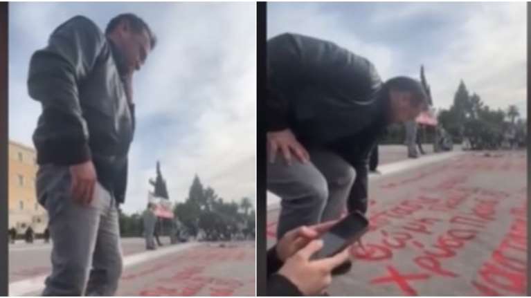 Τέμπη: Η συγκινητική στιγμή που ο Νίκος Πλακιάς σκύβει και φιλάει τα ονόματα των αδικοχαμένων κοριτσιών του [βίντεο]