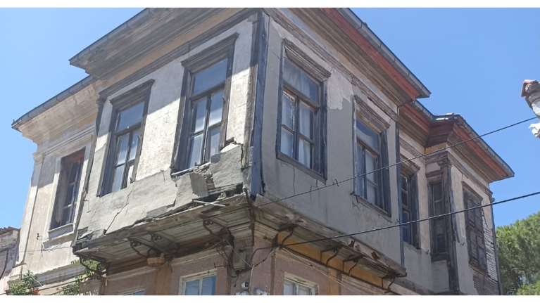 Καταρρέει το σπίτι του μεγάλου λογοτέχνη Ηλία Βενέζη στο μικρασιατικό Αϊβαλί [εικόνα]