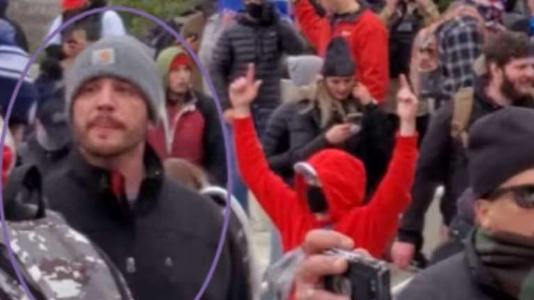 ΗΠΑ: Νεκρός από πυρά αστυνομικού ένας από τους συμμετέχοντες στην επίθεση στο Καπιτώλιο - Είχε λάβει χάρη από τον Τραμπ