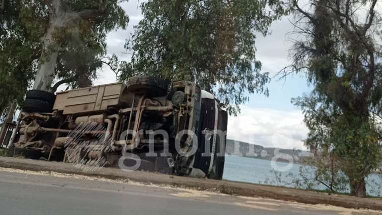 Χαλκίδα: Νταλίκα τούμπαρε έπειτα από σύγκρουση με ΙΧ αυτοκίνητο [εικόνες]