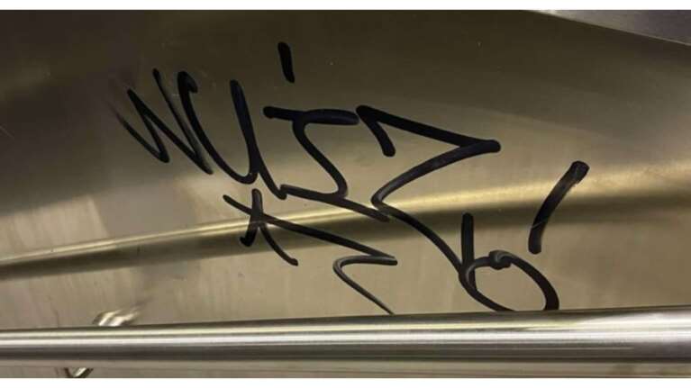 Η πρώτη μουτζούρα στο Μετρό Θεσσαλονίκης: Εγραψαν συνθήματα στον σταθμό Βούλγαρη μία μέρα πριν τα εγκαίνια