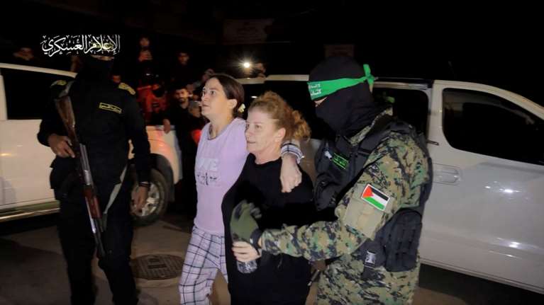 Γιατί αυτή η όμηρος έγινε ηρωίδα στο Ισραήλ: Κοίταξε στα μάτια τους τρομοκράτες της Χαμάς, αρνήθηκε να τους χαιρετήσει