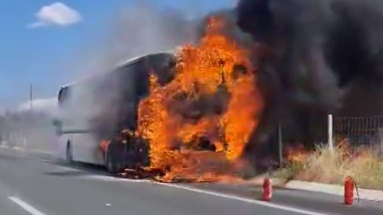Σέρρες: Πανικός σε λεωφορείο του ΚΤΕΛ για 20 επιβάτες- Τυλίχθηκε στις φλόγες, πρόλαβαν να αποβιβαστούν [Εικόνες]