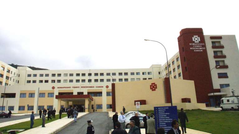 Κρήτη: Καρκινοπαθής με κορονοϊό περίμενε 10 ολόκληρες ώρες μέσα στο αυτοκίνητο για κρεβάτι στο Νοσοκομείο Χανίων