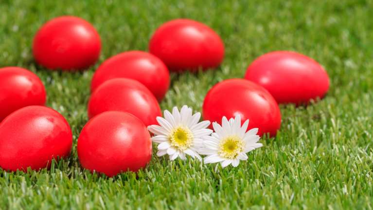 Γιατί σήμερα, Μεγάλη Πέμπτη, βάφουμε κόκκινα τα αυγά - Ο συμβολισμός