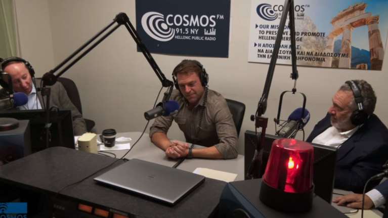Αυτή είναι η περιβόητη συνέντευξη Κασσελάκη στο ραδιόφωνο της ομογένειας στη Νέα Υόρκη  [Βίντεο]